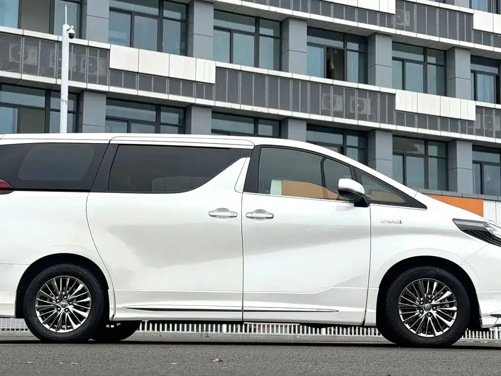 Toyota Alphard — фото 8
