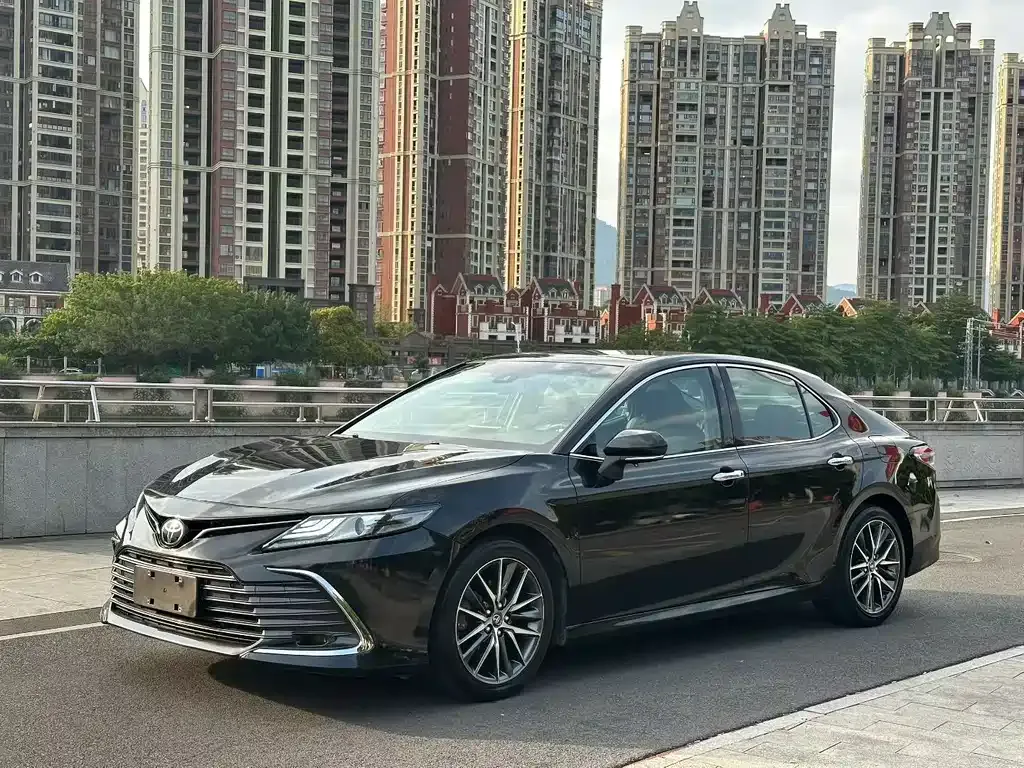 Toyota Camry — фото 1