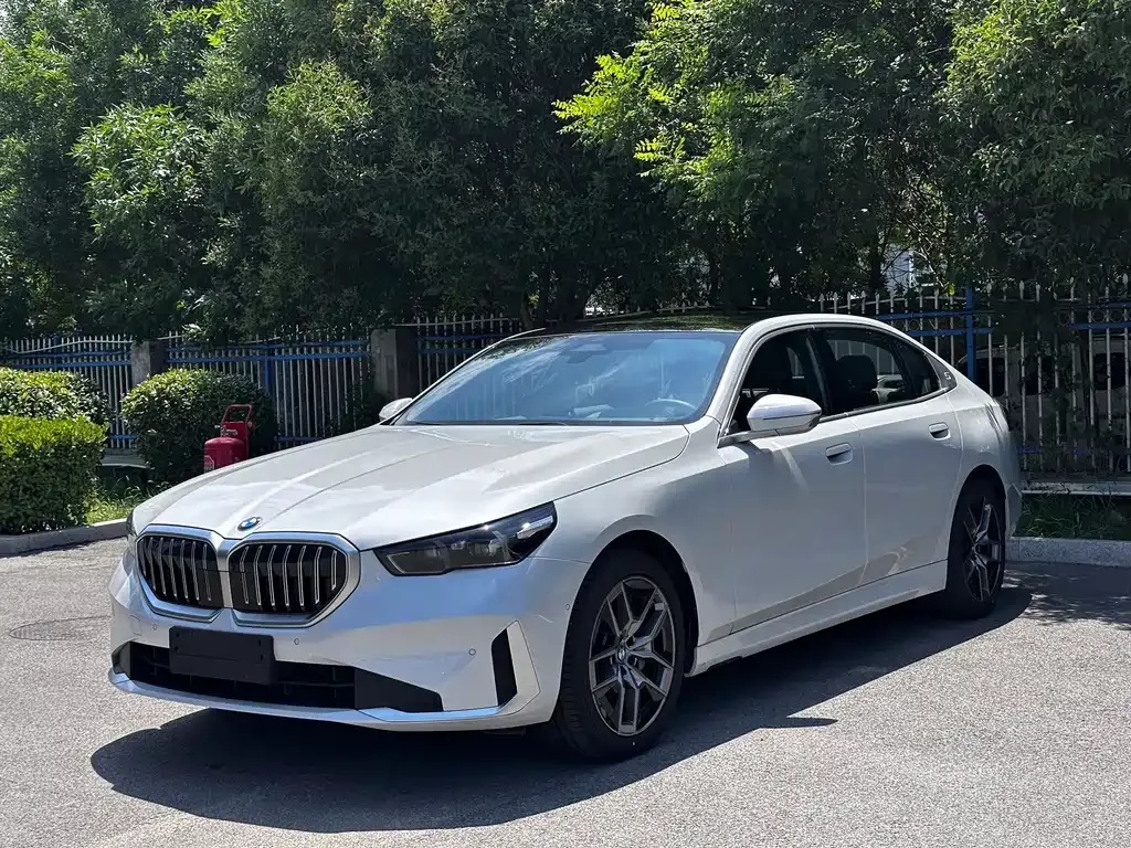 BMW 5 Series — фото 1