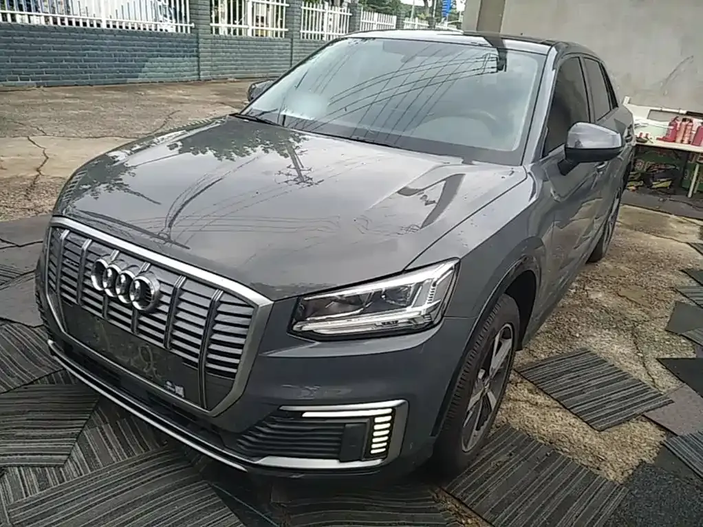 Audi Q2L e-tron — фото 1