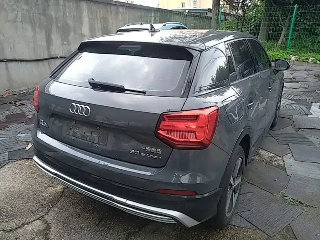 Audi Q2L e-tron — фото 9