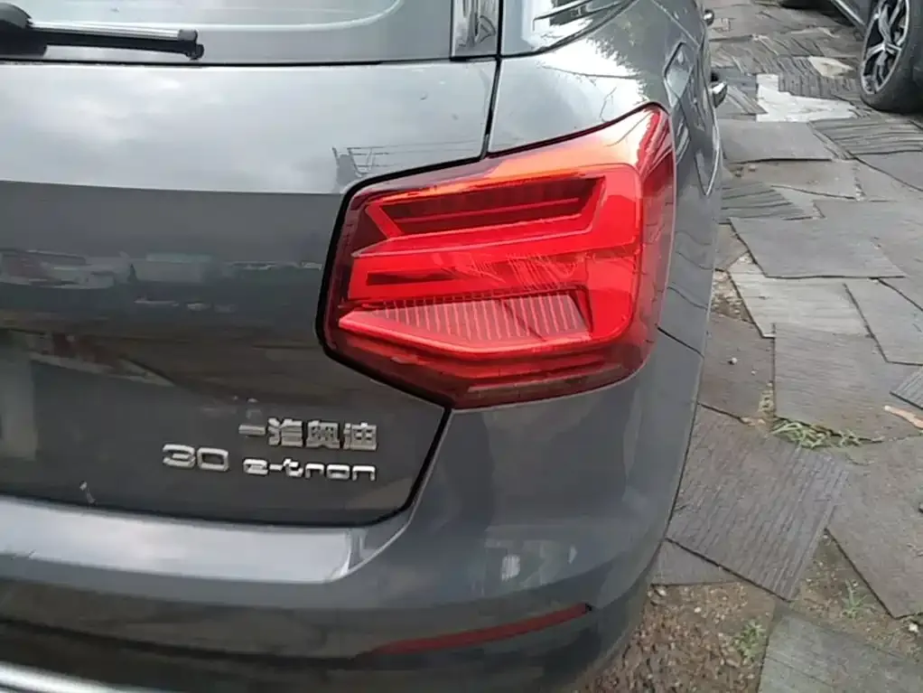 Audi Q2L e-tron — фото 2