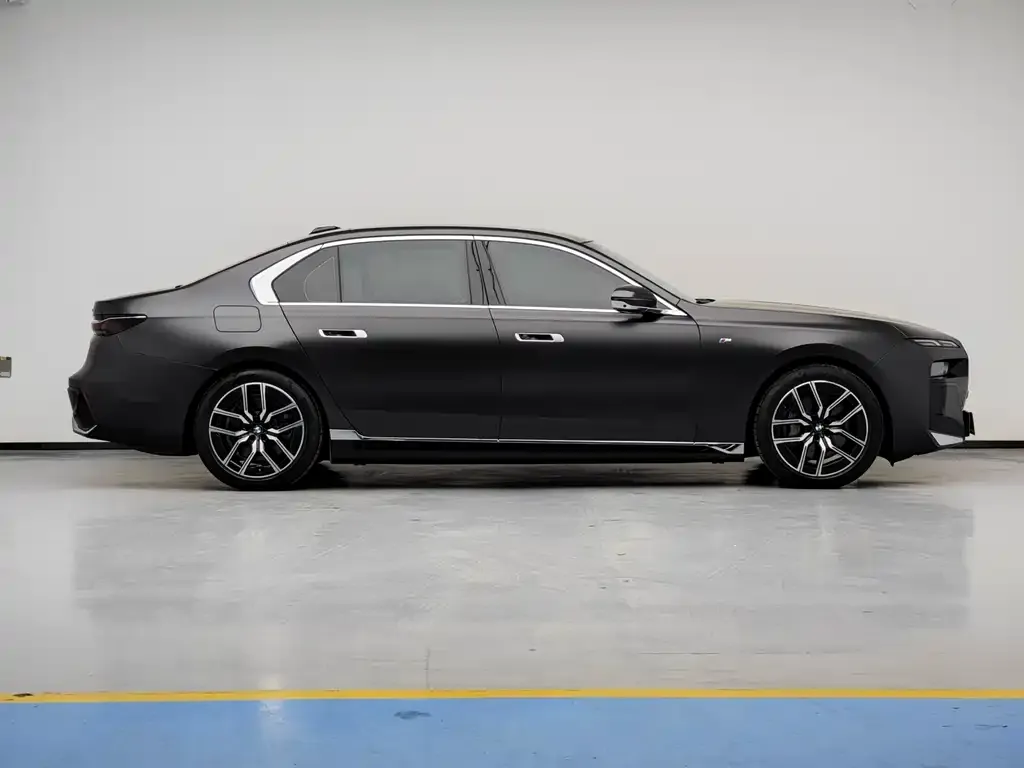 BMW i7 — фото 9