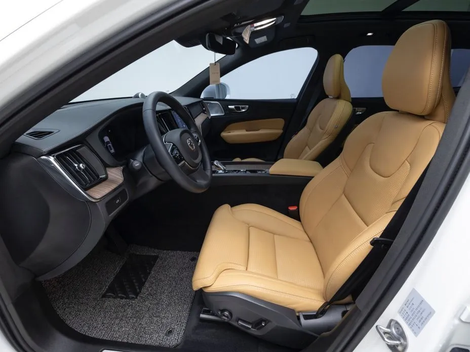 Volvo XC60 — фото 10