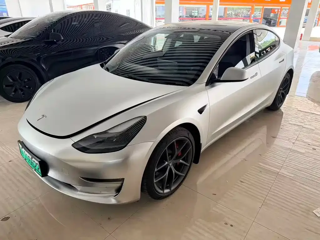 Tesla Model 3 — фото 1