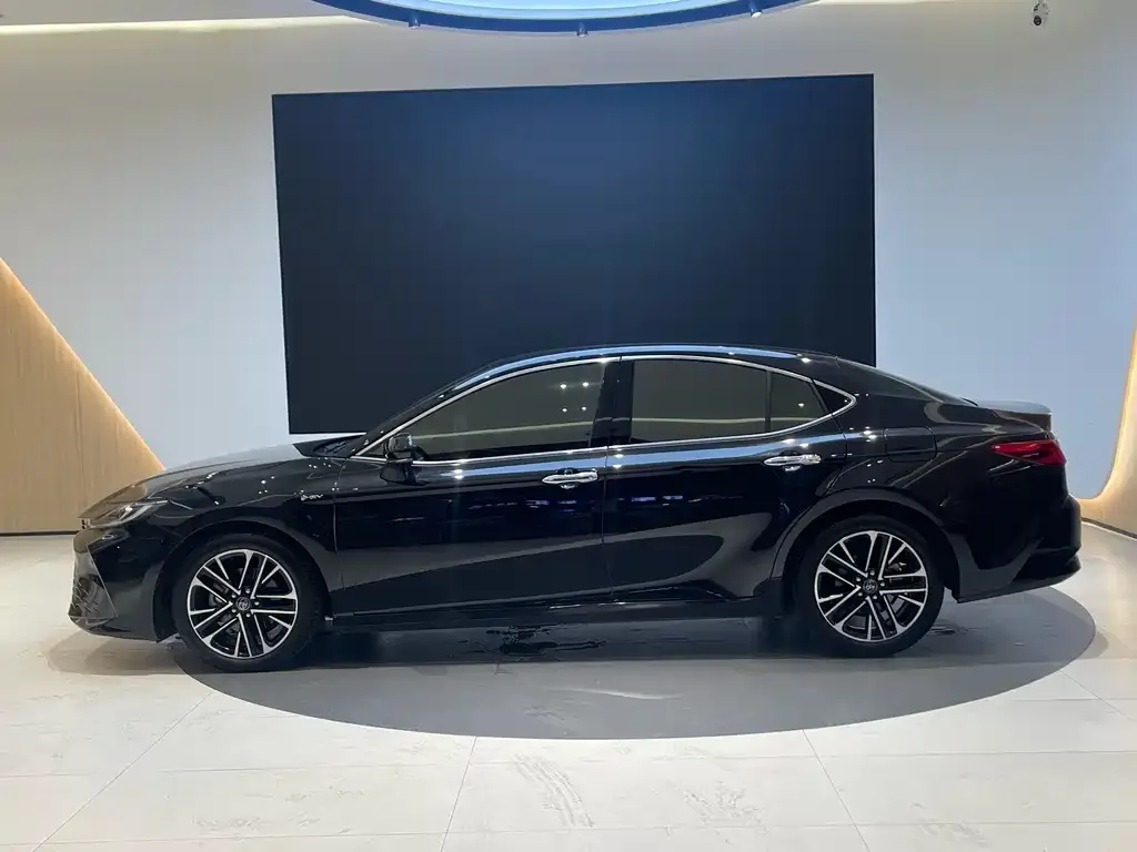 Toyota Camry — фото 9