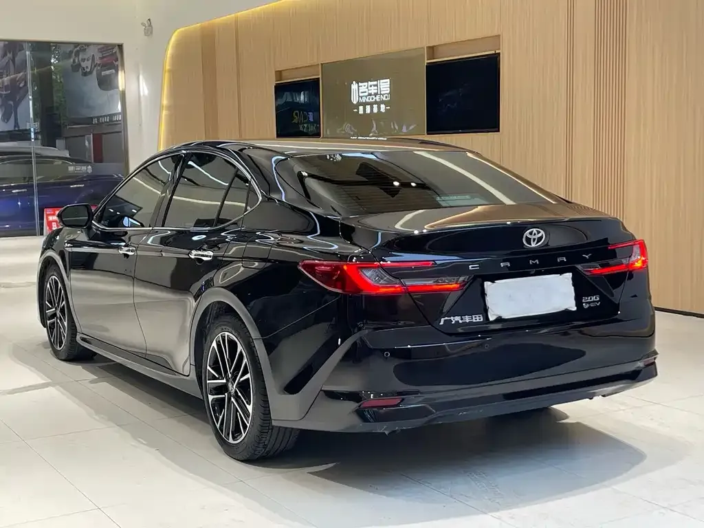 Toyota Camry — фото 2