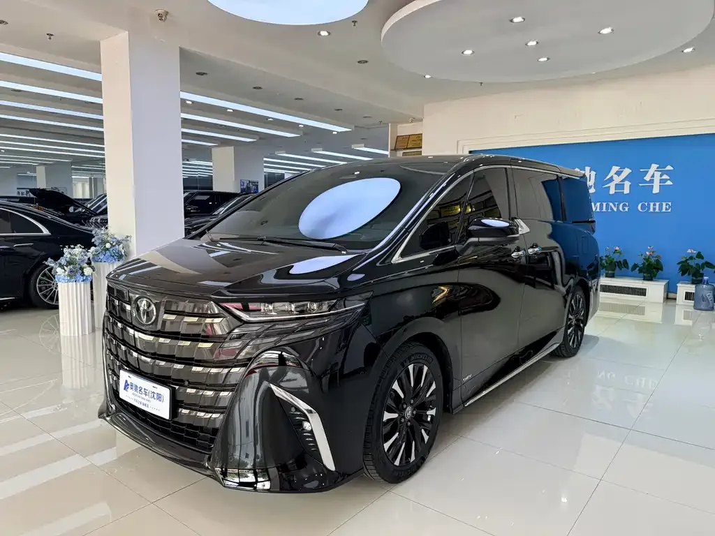 Toyota Alphard — фото 1