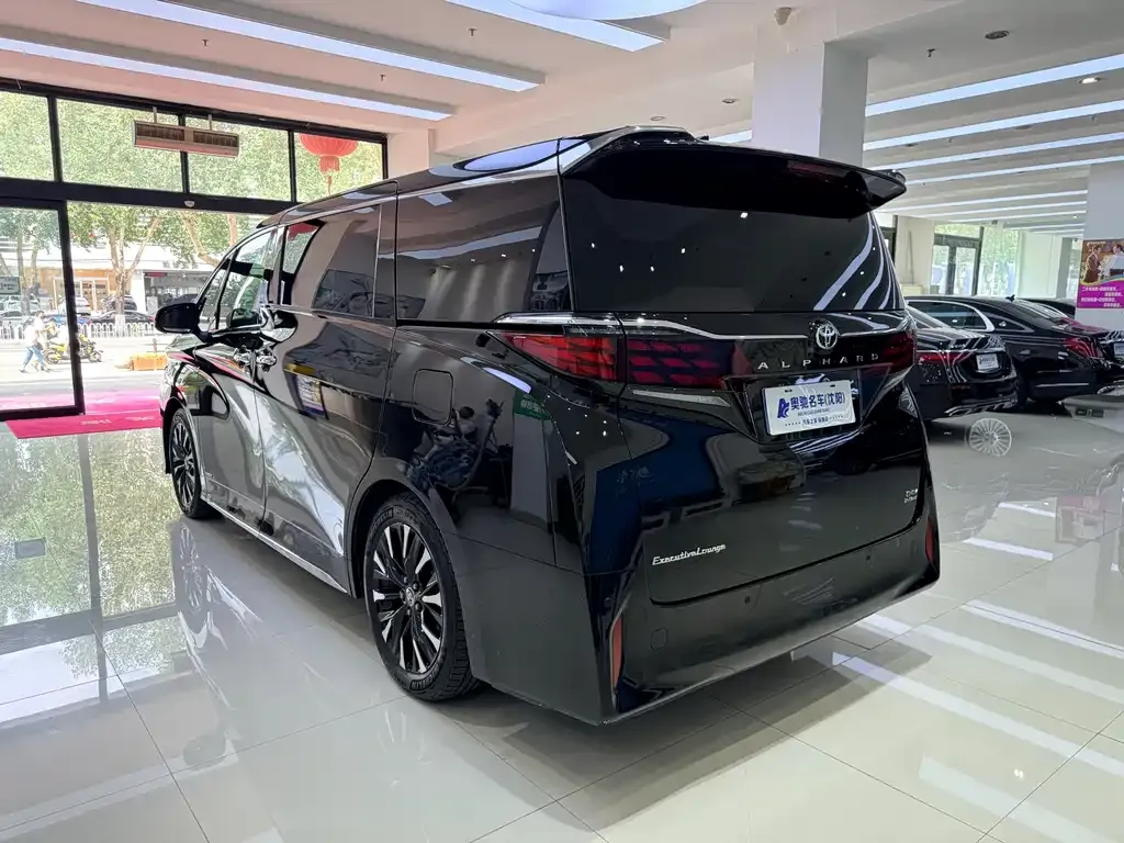 Toyota Alphard — фото 9