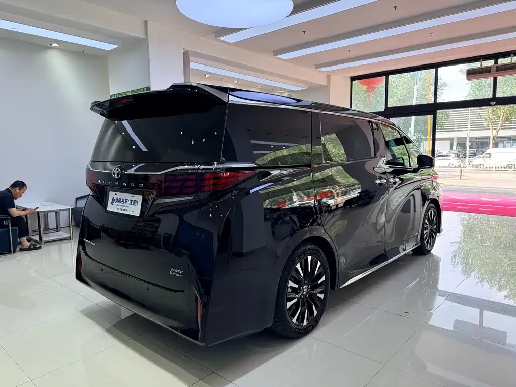 Toyota Alphard — фото 4