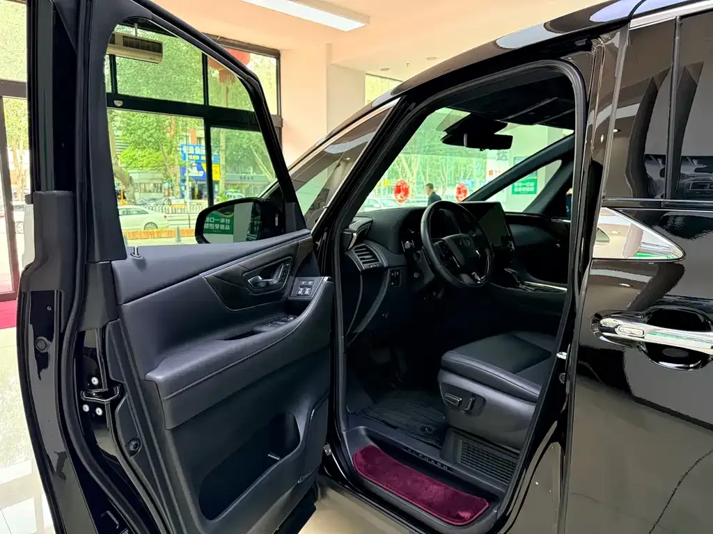 Toyota Alphard — фото 2