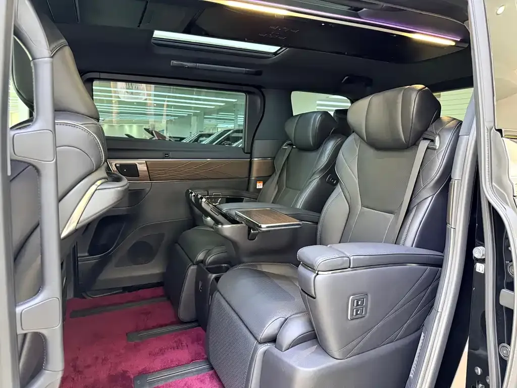 Toyota Alphard — фото 8