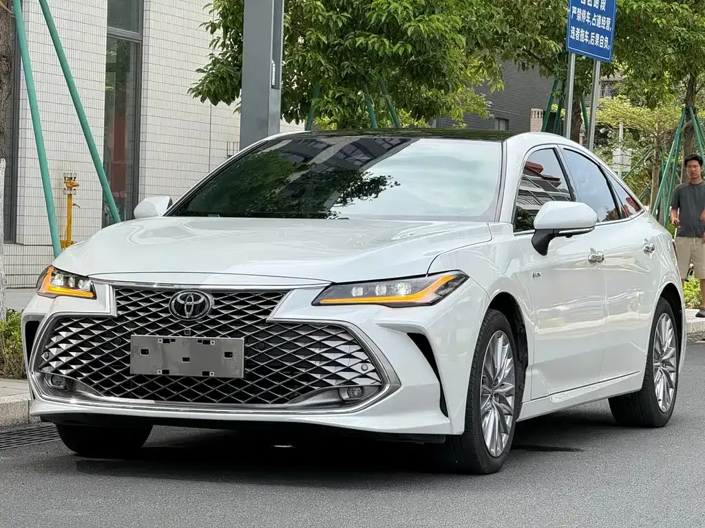 Toyota Avalon — фото 1