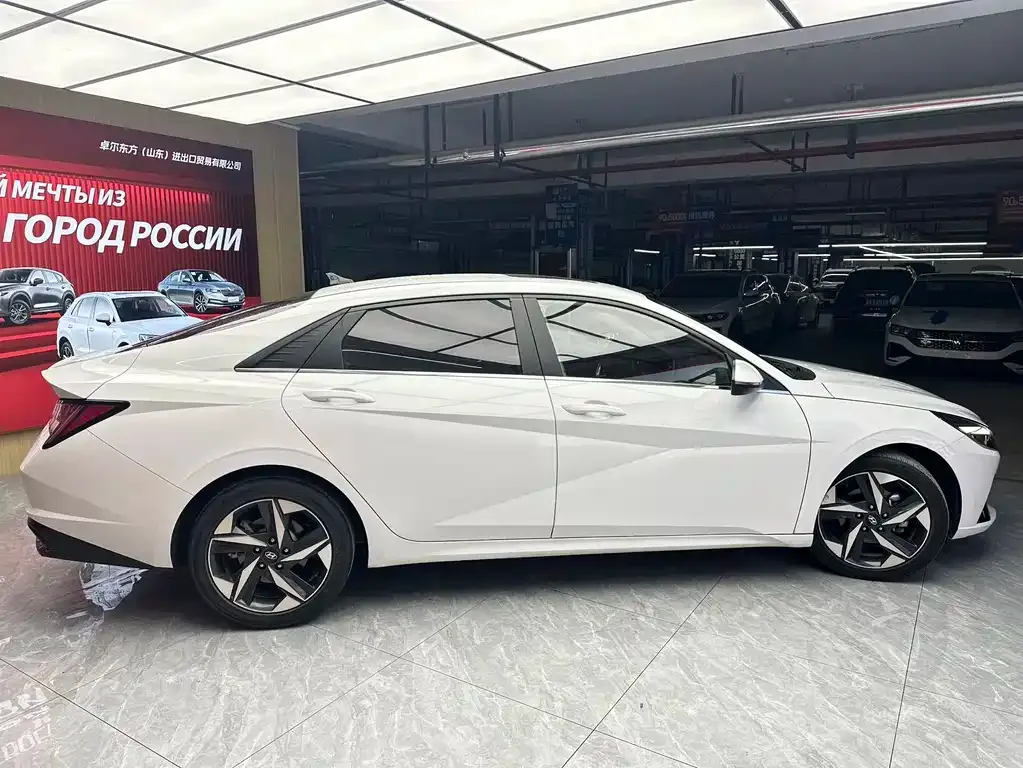 Hyundai Elantra — фото 10
