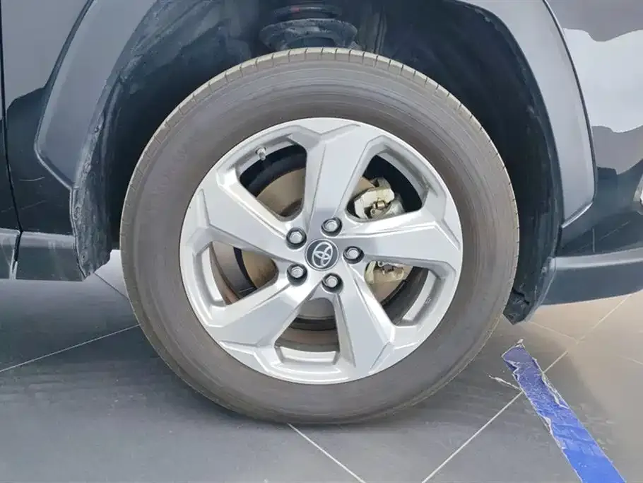 Toyota RAV4 — фото 5