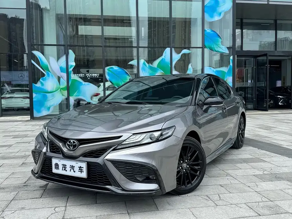 Toyota Camry — фото 1