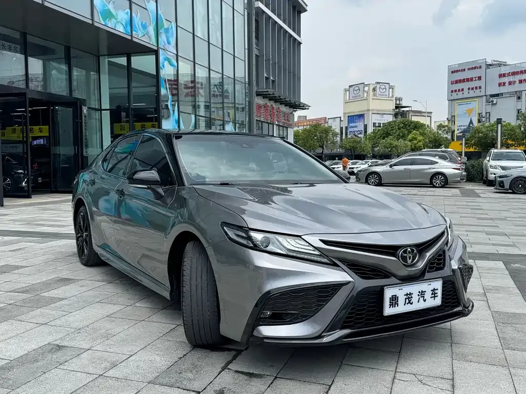 Toyota Camry — фото 2
