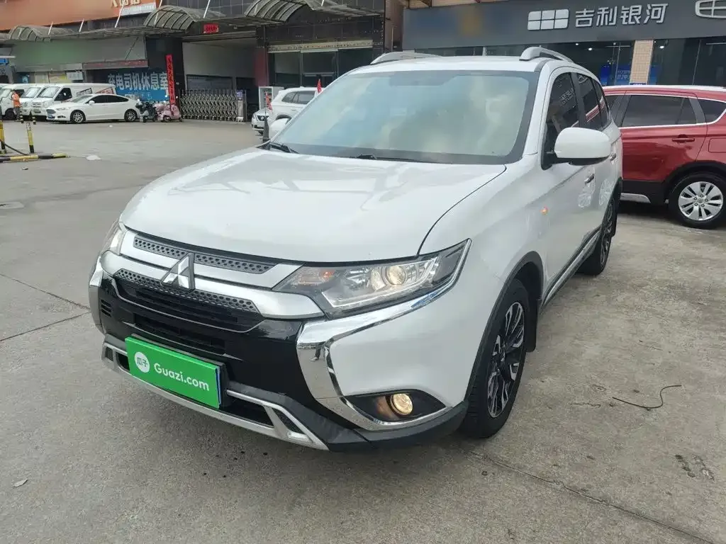 Mitsubishi Outlander — фото 1