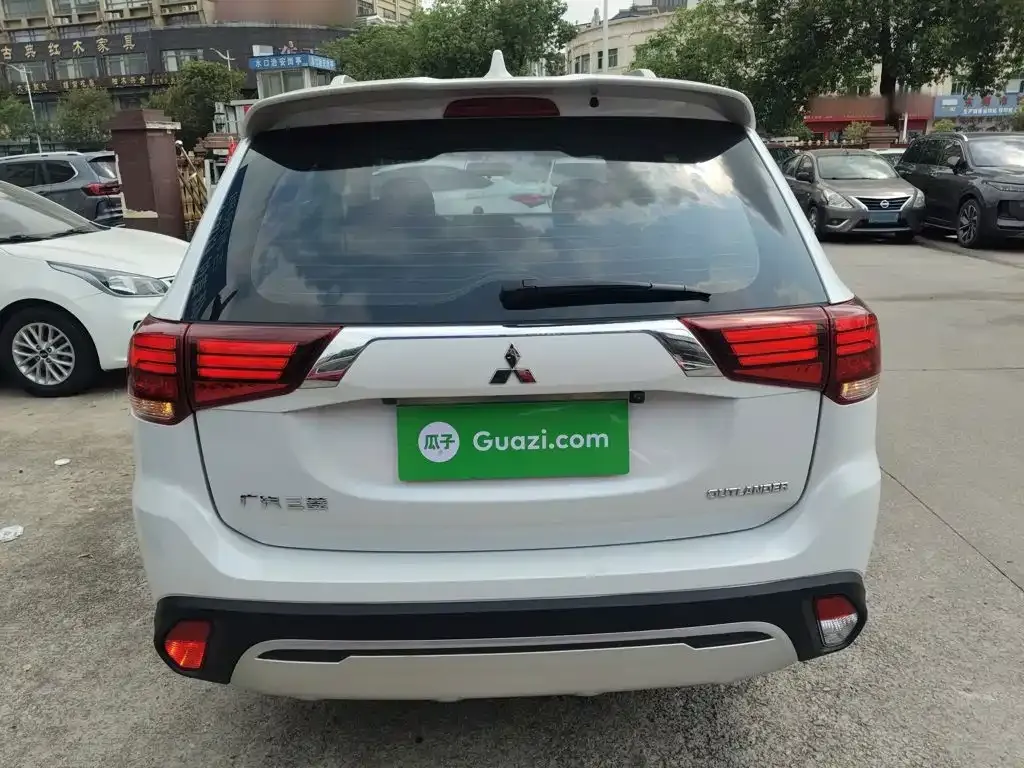 Mitsubishi Outlander — фото 10