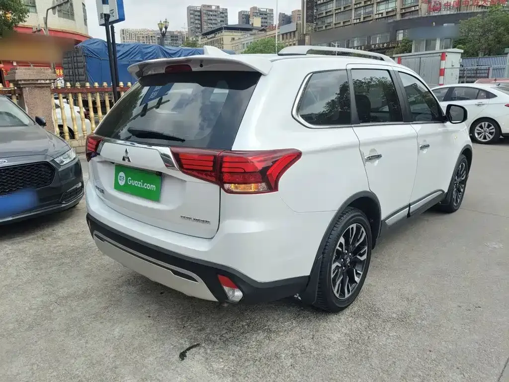 Mitsubishi Outlander — фото 7