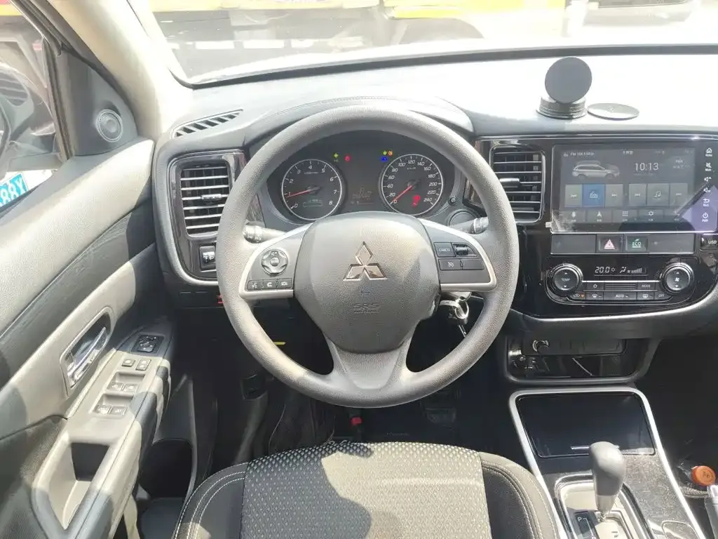 Mitsubishi Outlander — фото 9