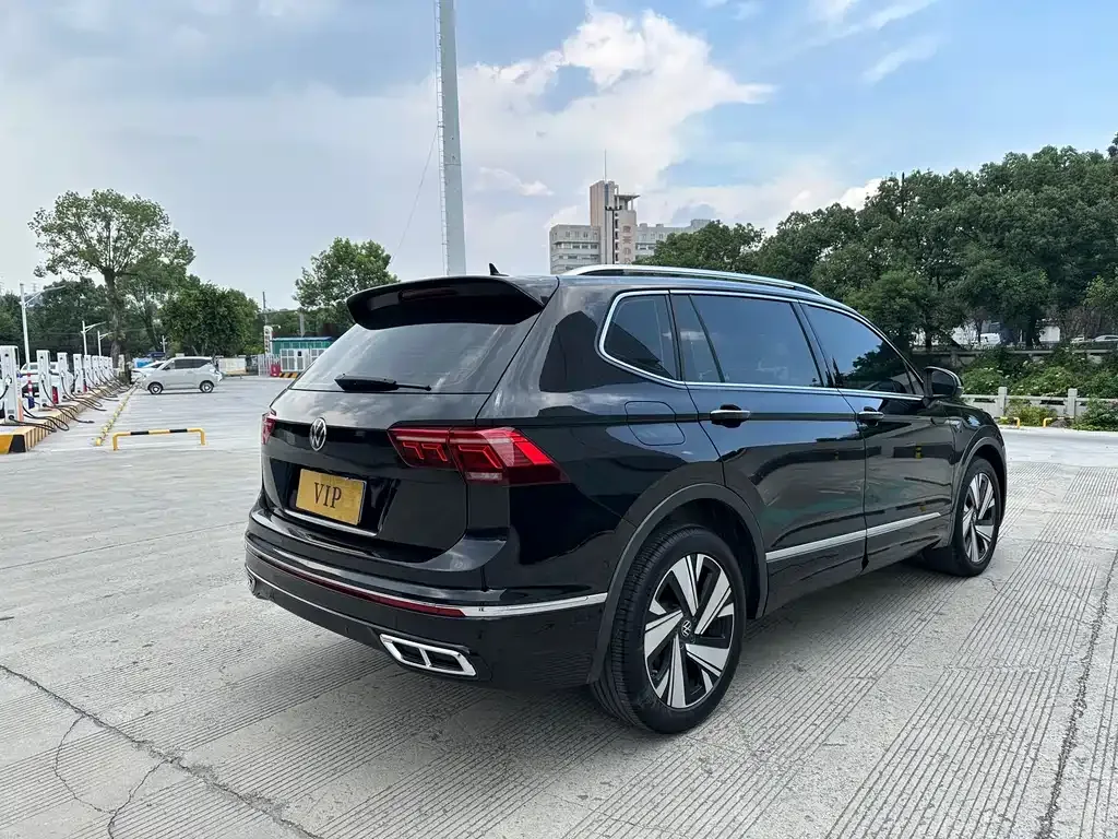 Volkswagen Tiguan L — фото 9