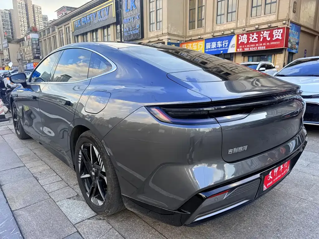 Geely Galaxy E8 — фото 10