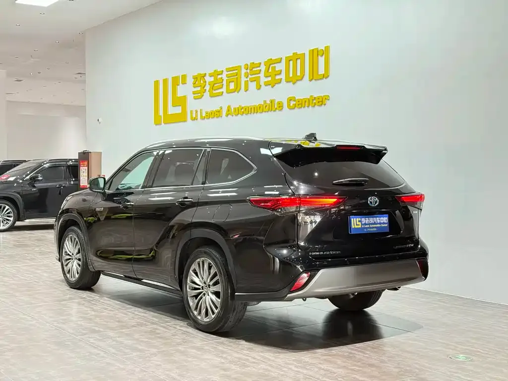 Toyota Highlander — фото 6