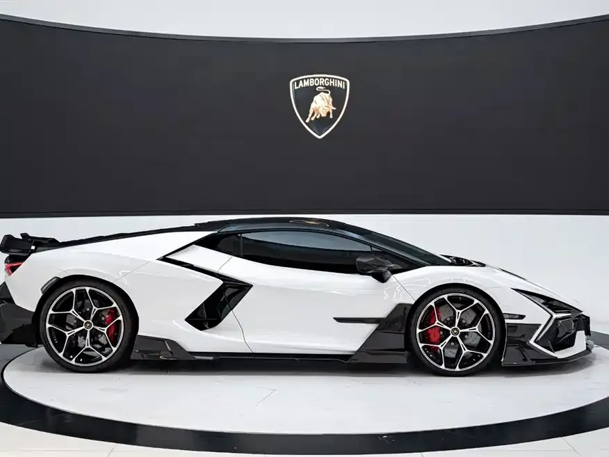 Lamborghini Revuelto — фото 8