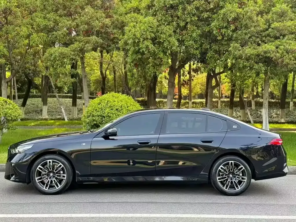 BMW 5 Series — фото 7