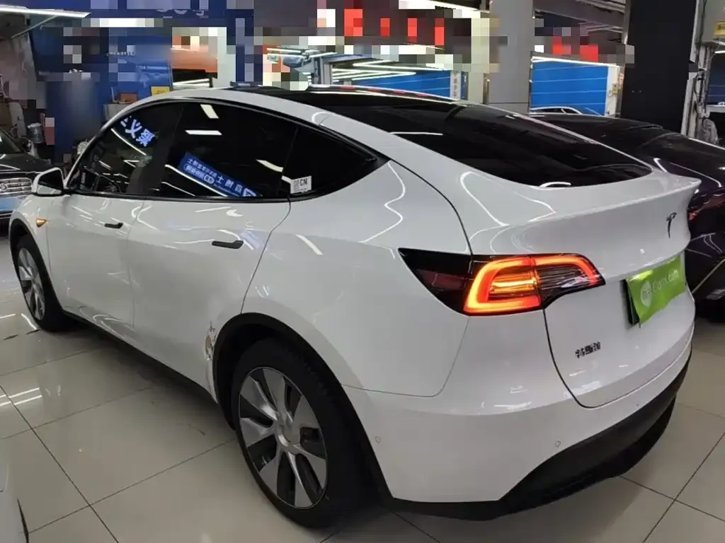 Tesla Model Y — фото 8