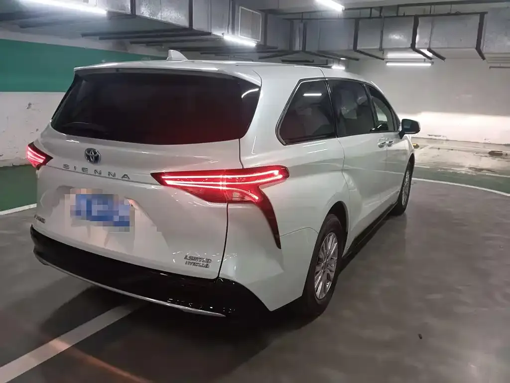 Toyota Sienna — фото 10