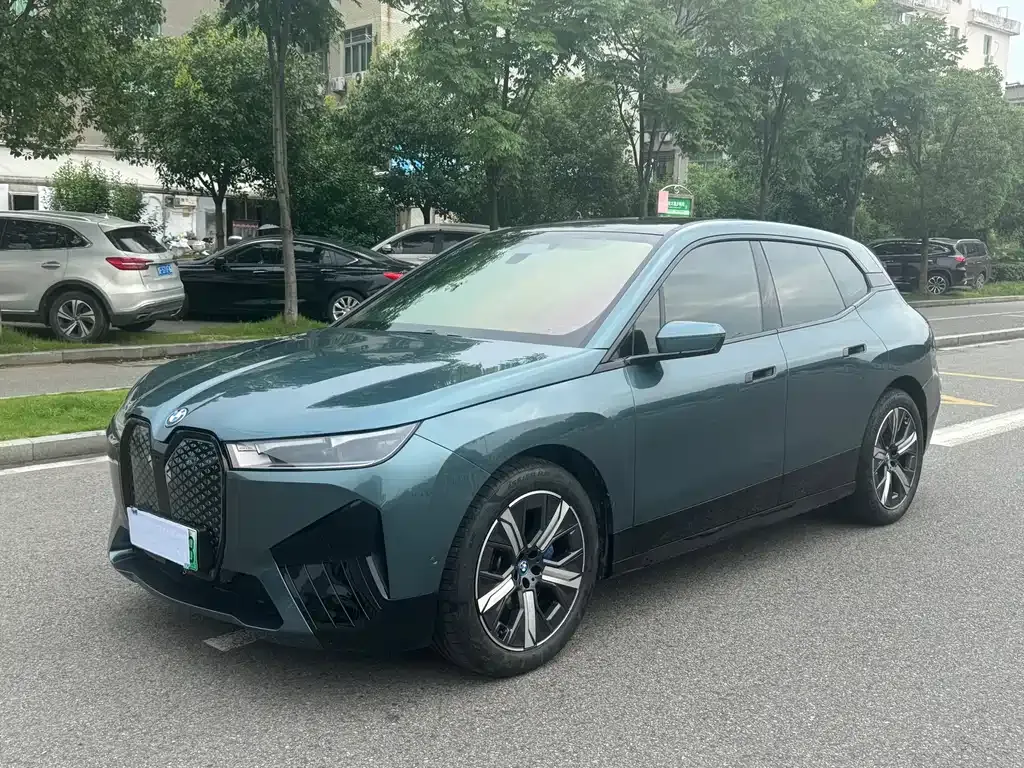 BMW iX — фото 1