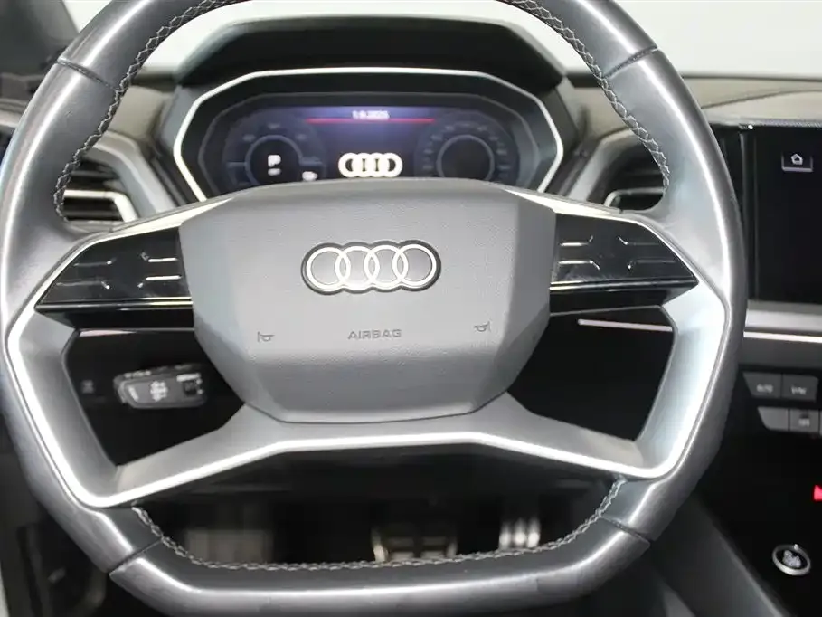 Audi Q4 e-tron — фото 10