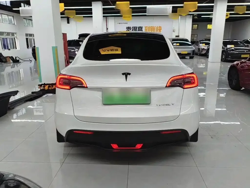 Tesla Model Y — фото 9