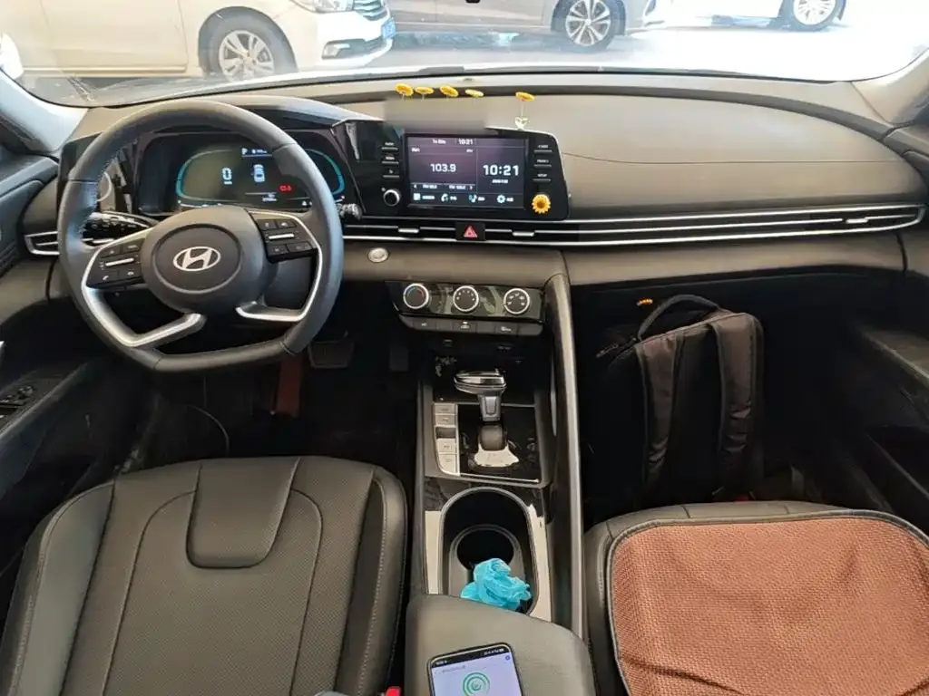 Hyundai Elantra — фото 7