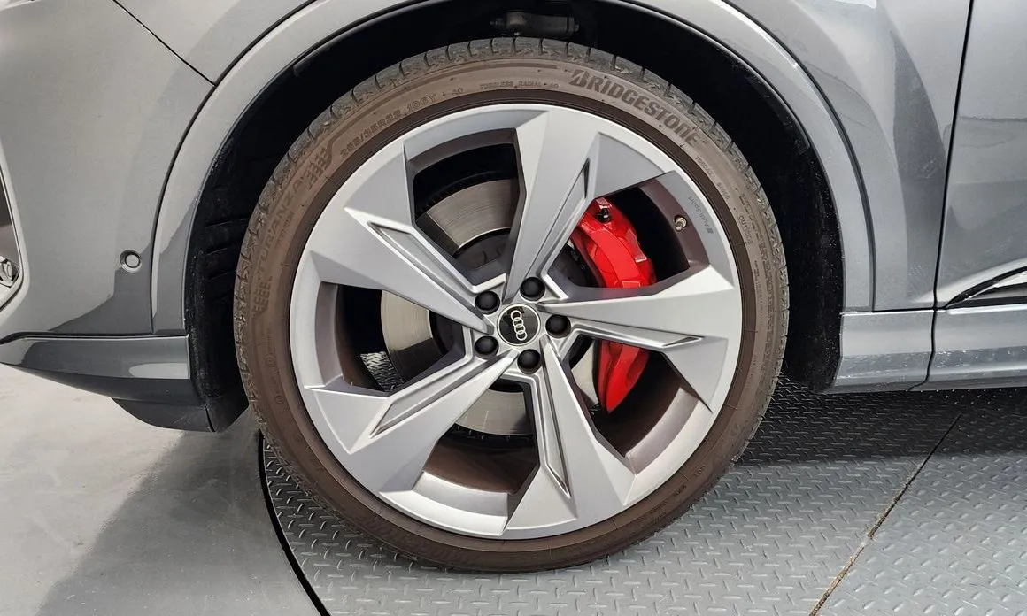 Audi SQ7 2025 из KR, фото 7