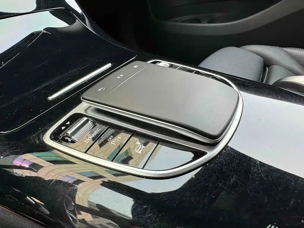 Mercedes-Benz EQC — фото 10
