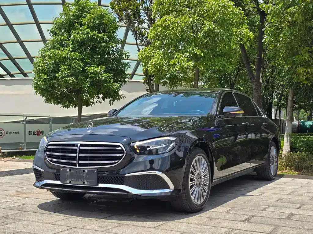 Mercedes-Benz E-Class — фото 1