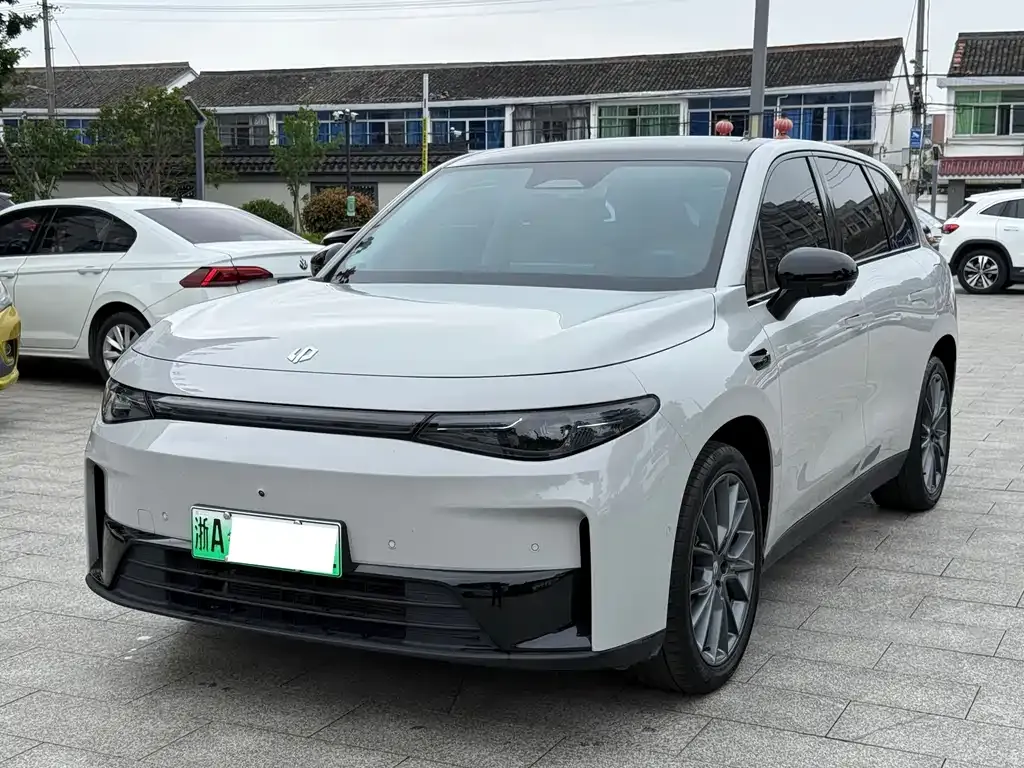 Leapmotor C10