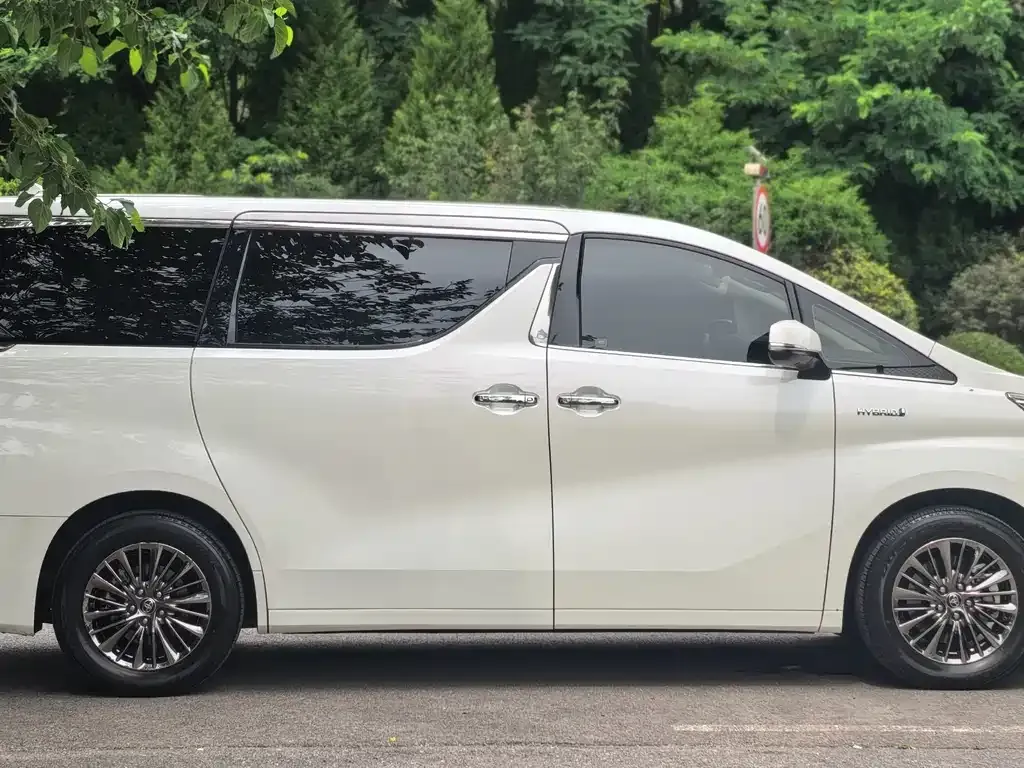 Toyota Vellfire — фото 2
