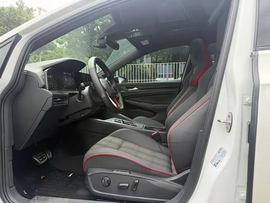Volkswagen Golf GTI 2023 из CN, фото 2