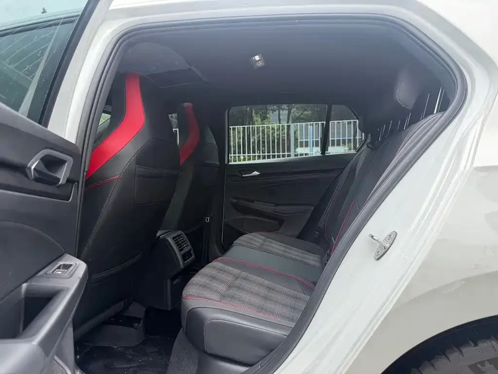 Volkswagen Golf GTI 2023 из CN, фото 4