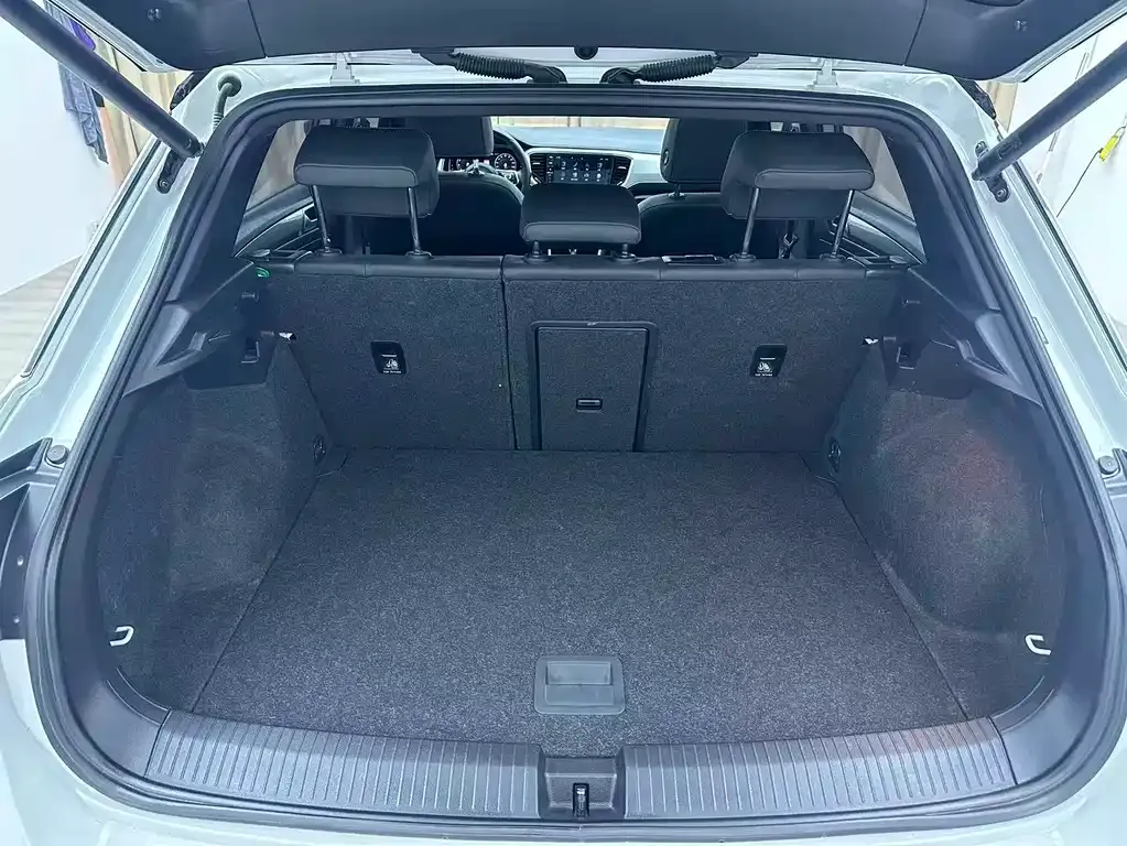 Volkswagen T-Roc — фото 6