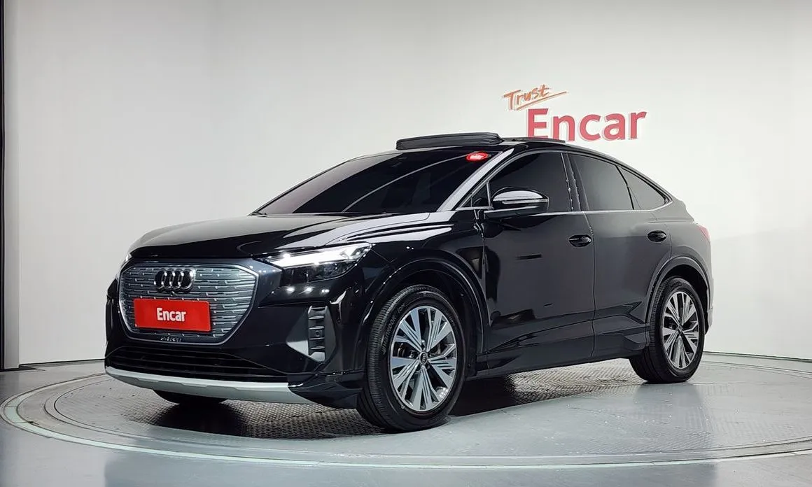Audi Q4 e-tron — фото 1