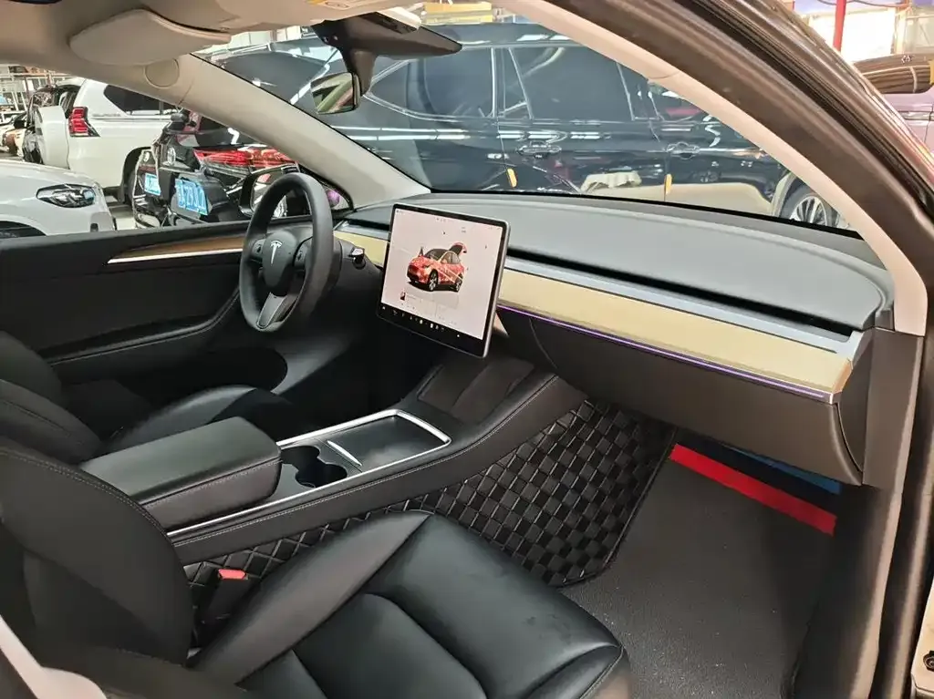Tesla Model Y — фото 6