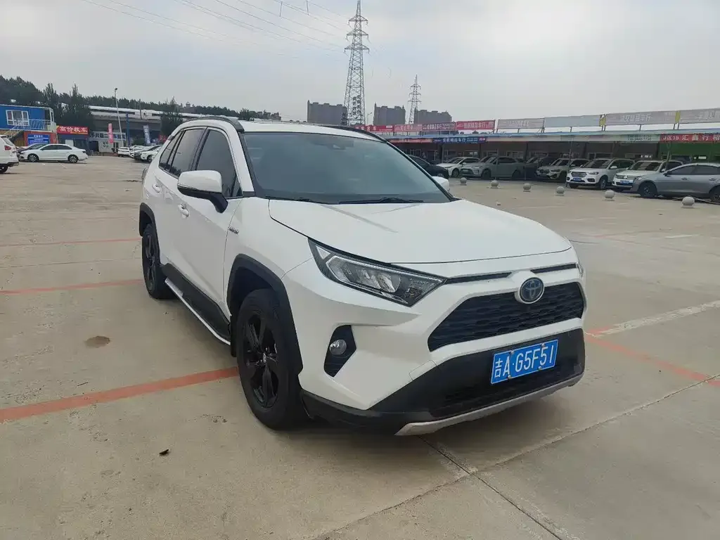 Toyota RAV4 — фото 1