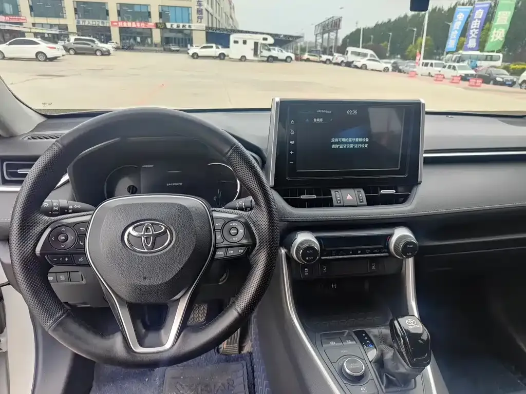 Toyota RAV4 — фото 2