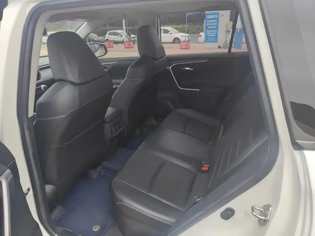 Toyota RAV4 — фото 6