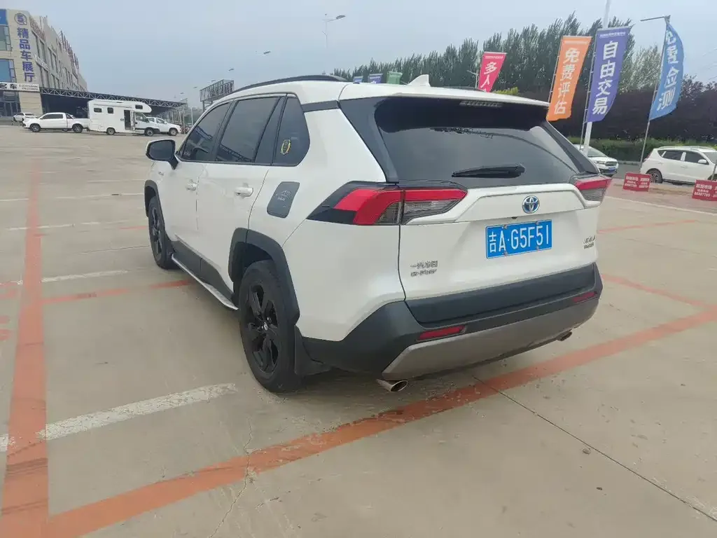 Toyota RAV4 — фото 4